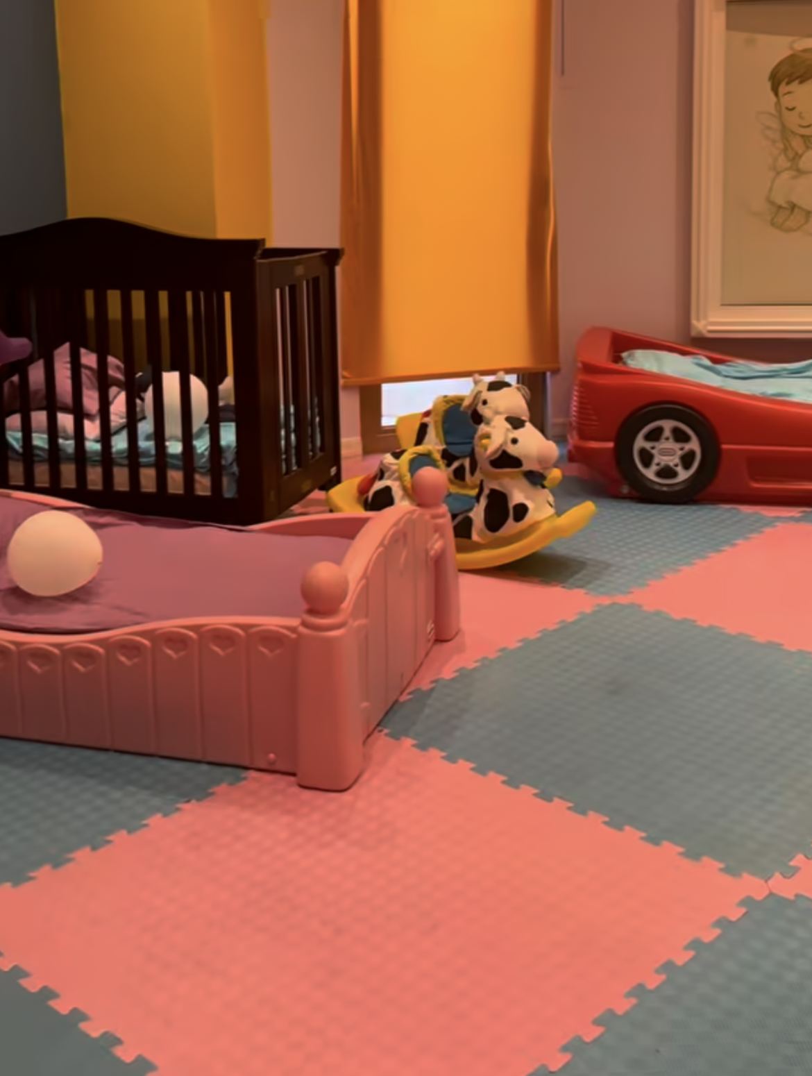 Kids club içinde bebek karyolası, oyuncak yataklar, sallanan inek ve yumuşak zemin